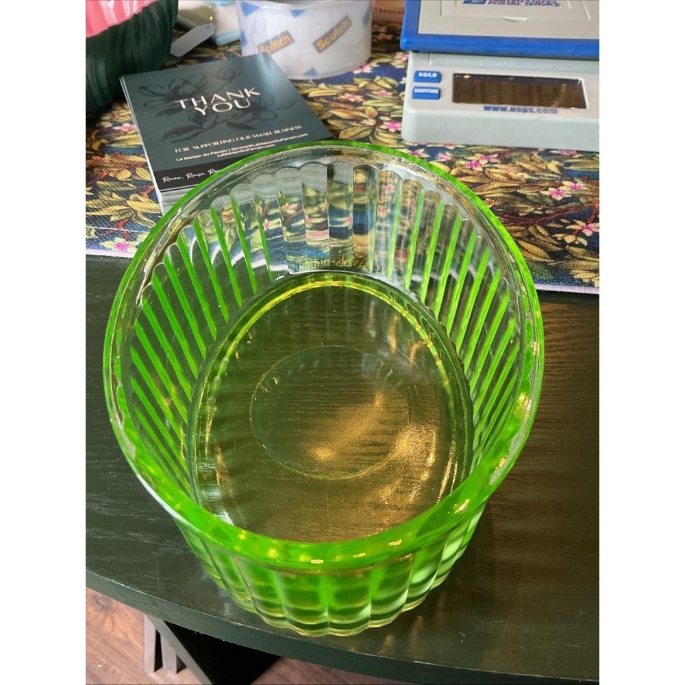 Vintage Uranium Glass Oval Ribbed Refrigerator Dish 7x5.25x2.5" No Lid‎
